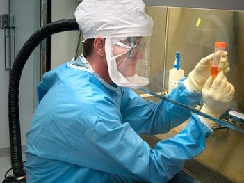 microbiologist-1332292_640 (1)